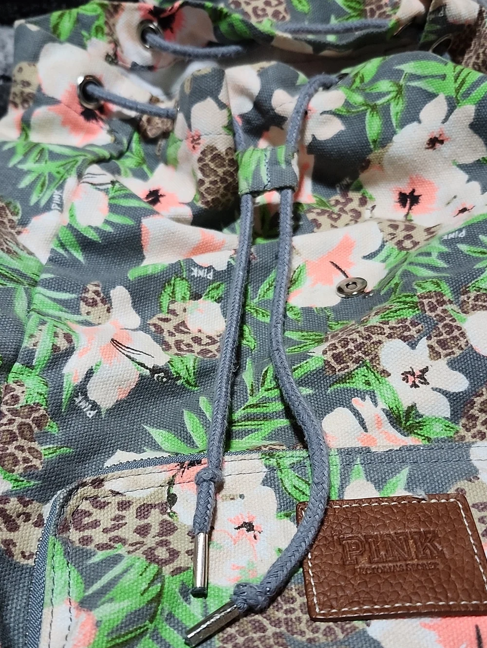 VINTAGE VS PINK 2013 WILD TROPICAL PALM CHEETAH PRINT DRAWSTRING FLAP BACKPACK